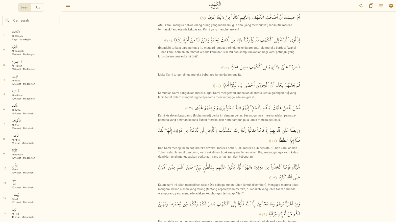 Tampilan baca: indeks surah di samping teks, Surah Al-Kahf dengan rasm Utsmani beserta terjemahan di bawah tiap ayat.